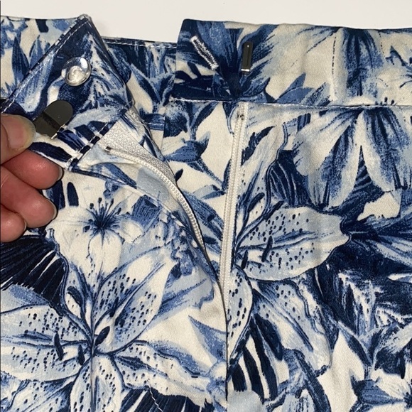 Blue & cream floral tailored short H&M size 8 - Picture 2 of 5
